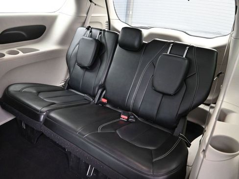 Certified 2023 Chrysler Pacifica Touring-L image 24