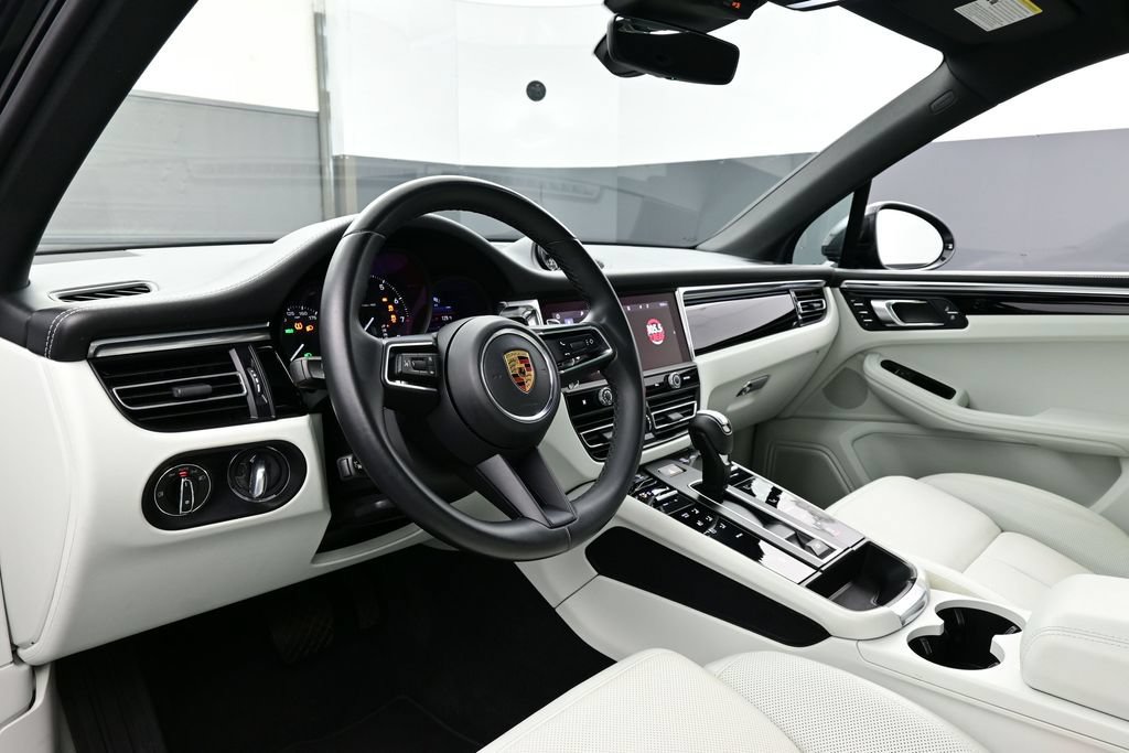 Certified 2023 Porsche Macan AWD/4WD image 4
