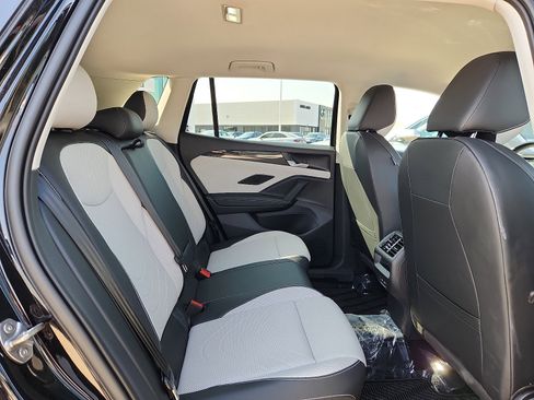 Certified 2025 Volkswagen Tiguan SE image 14