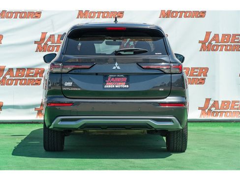 Used 2025 Mitsubishi Outlander AWD image 2