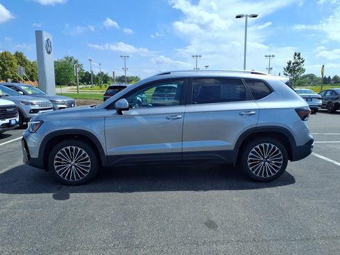 Certified 2025 Volkswagen Taos SE FWD image 5