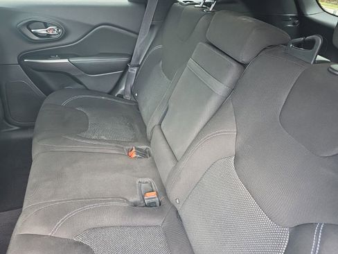 Used 2019 Jeep Cherokee Latitude w/ Popular Appearance Group image 17