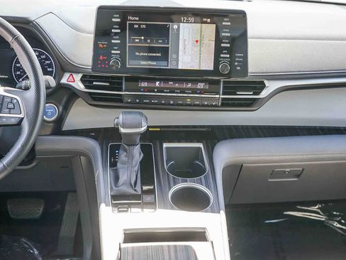 Used 2022 Toyota Sienna Limited FWD image 11