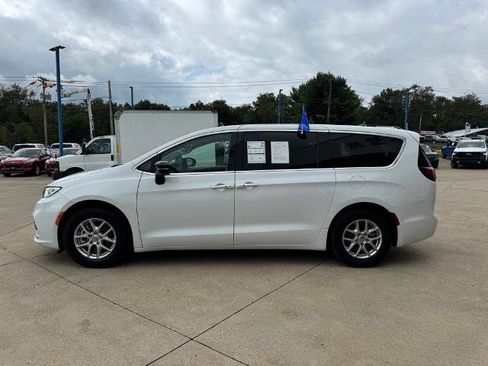 Used 2024 Chrysler Pacifica Touring-L image 5