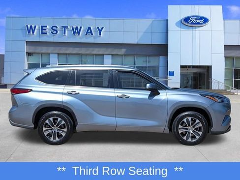 Used 2020 Toyota Highlander XLE FWD image 2