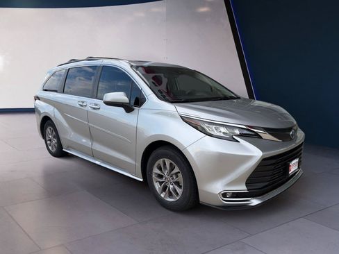 Used 2023 Toyota Sienna XLE FWD image 7