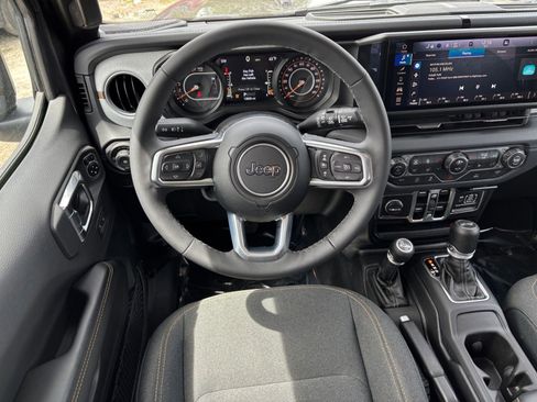 Used 2025 Jeep Wrangler Unlimited Sahara AWD/4WD image 36