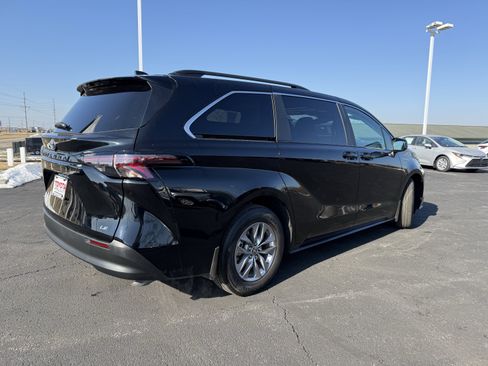 Used 2025 Toyota Sienna LE w/ LE Plus Package image 9