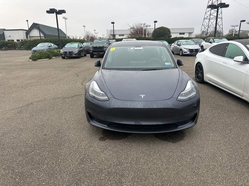 Used 2023 Tesla Model 3 Standard Range image 2