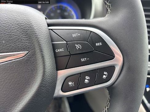 Used 2023 Chrysler Pacifica Touring-L FWD image 24