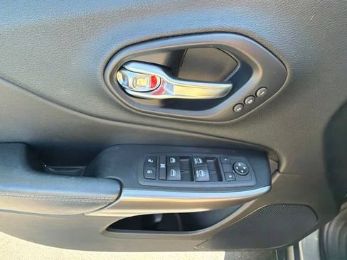 Used 2020 Jeep Cherokee Limited AWD/4WD image 13