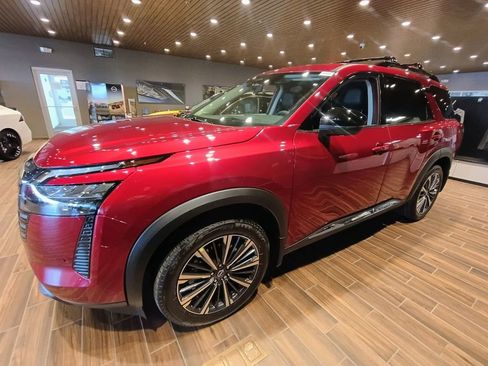 New 2026 Nissan Pathfinder Platinum image 3