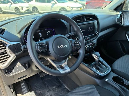 Used 2025 Kia Soul LX w/ LX Technology Package FWD image 31