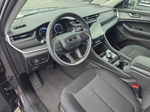 Used 2023 Jeep Grand Cherokee Laredo X image 18