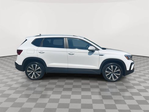 Certified 2022 Volkswagen Taos SE FWD image 4