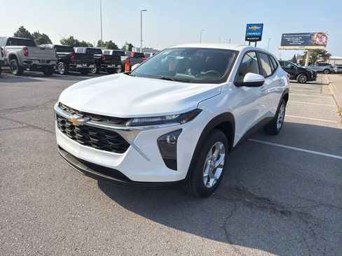 New 2026 Chevrolet Trax LS w/ LS Convenience Package FWD image 7