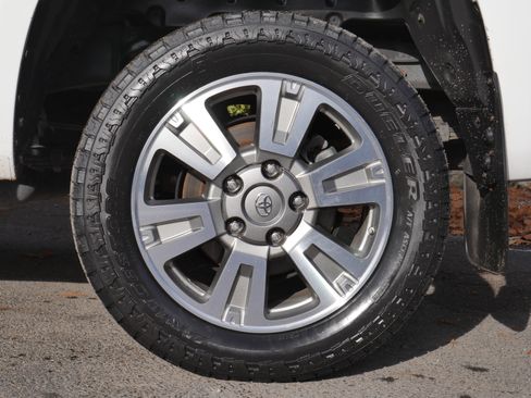 Used 2015 Toyota Tundra Platinum image 18