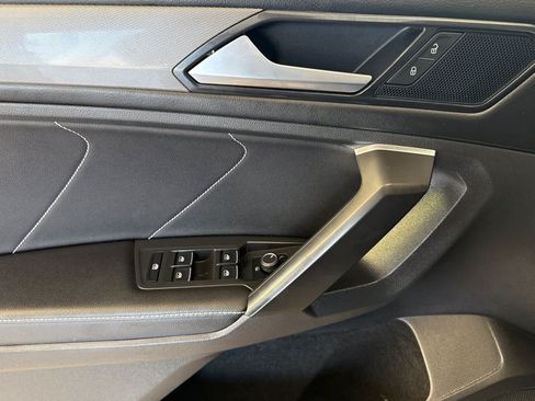 Used 2023 Volkswagen Tiguan SE w/ Panoramic Sunroof Package FWD image 12