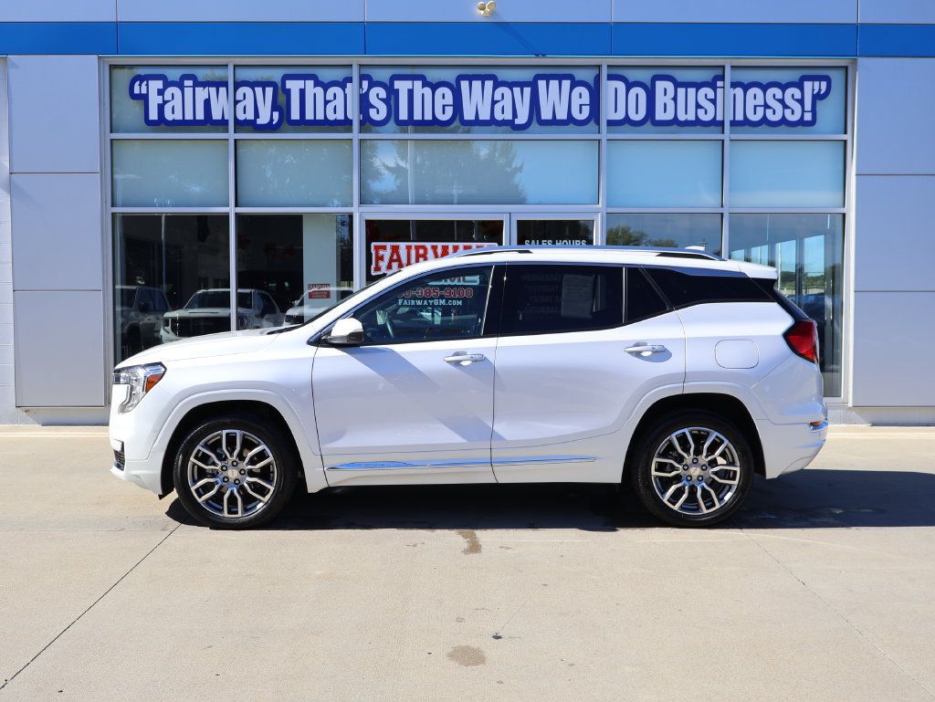 Used 2024 GMC Terrain Denali w/ Denali Premium Package AWD/4WD image 7