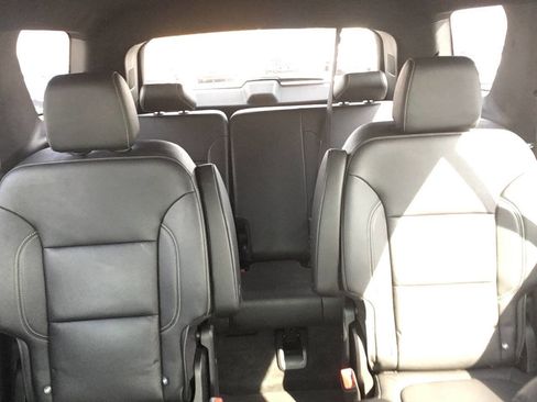 Used 2022 Chevrolet Traverse LT w/ LT Premium Package image 13