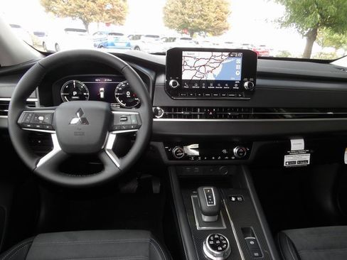 New 2025 Mitsubishi Outlander SE image 14