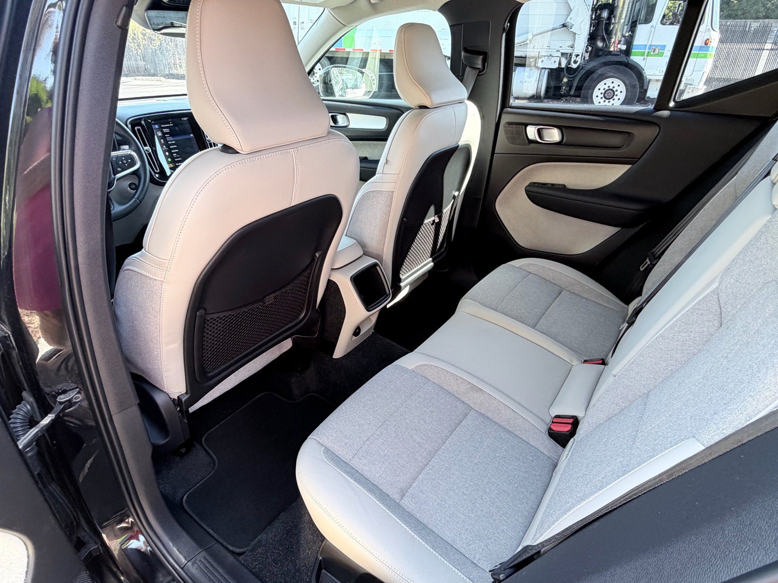 Used 2020 Volvo XC40 T4 Momentum FWD image 17