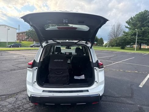Used 2025 Nissan Rogue SL w/ SL Premium Package FWD image 9