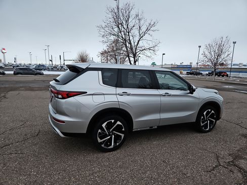 Used 2022 Mitsubishi Outlander SE image 3