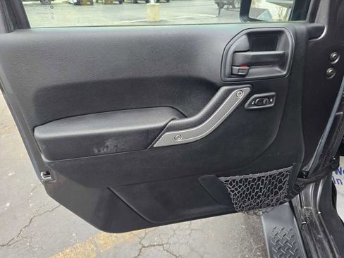 Used 2016 Jeep Wrangler Unlimited Sahara w/ Connectivity Group image 12