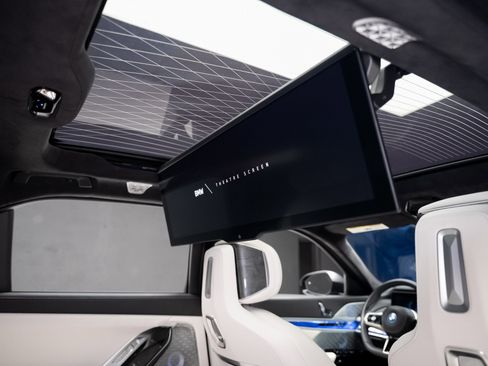 Used 2023 BMW i7 xDrive60 image 3