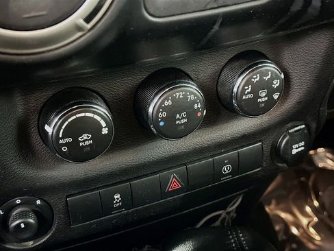 Used 2017 Jeep Wrangler Unlimited Sahara w/ Connectivity Group image 19