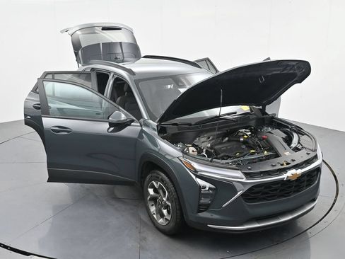 Used 2025 Chevrolet Trax LT FWD image 37