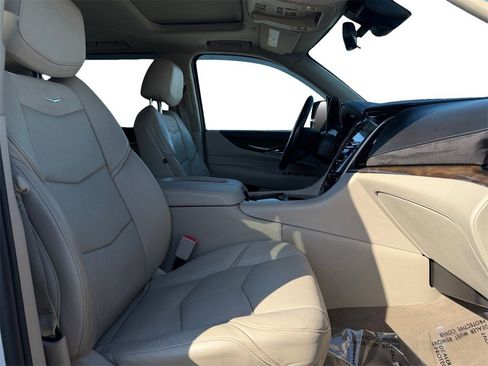 Used 2019 Cadillac Escalade ESV Luxury image 17