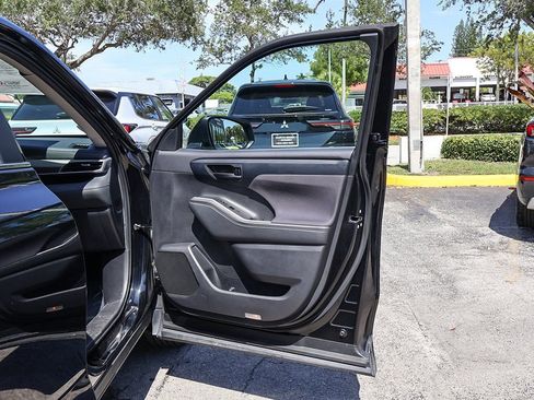 Used 2024 Toyota Highlander LE FWD image 21