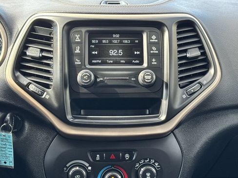 Used 2017 Jeep Cherokee Sport AWD/4WD image 18