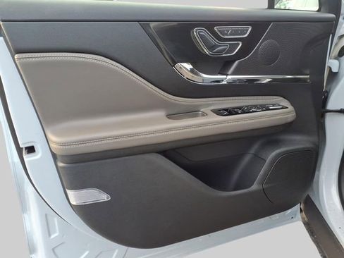 Used 2026 Lincoln Corsair Premiere image 18