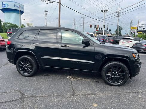 Used 2018 Jeep Grand Cherokee Altitude AWD/4WD image 5