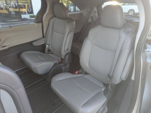 Used 2021 Toyota Sienna XLE image 36