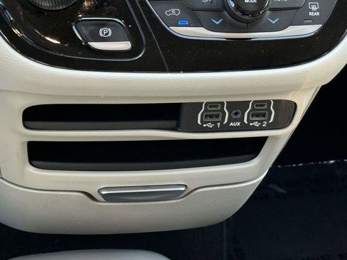 Used 2024 Chrysler Pacifica Touring-L FWD image 31