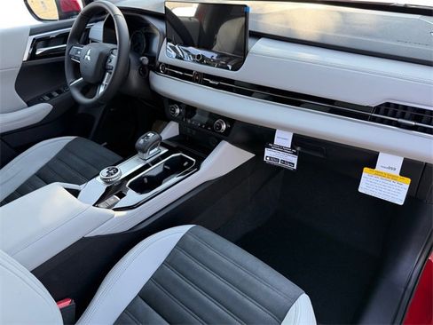 New 2025 Mitsubishi Outlander SE image 24