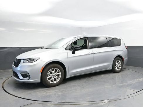 Used 2024 Chrysler Pacifica Touring-L FWD image 9