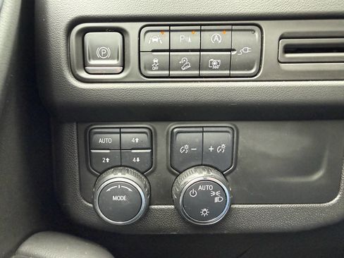 Used 2022 Chevrolet Tahoe Z71 w/ Luxury Package AWD/4WD image 26