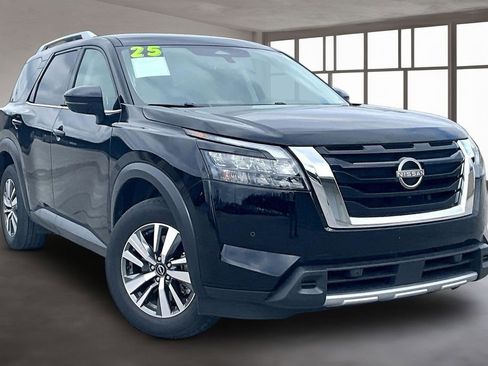 Used 2025 Nissan Pathfinder SL image 3