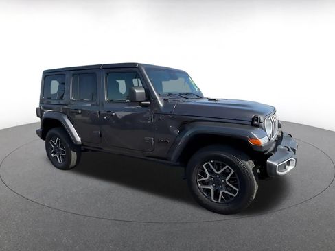 Used 2025 Jeep Wrangler Unlimited Sahara AWD/4WD image 2