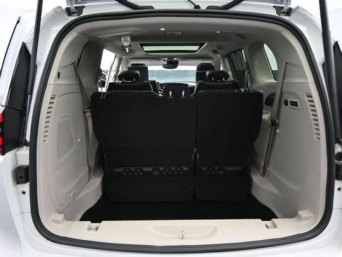Used 2024 Chrysler Pacifica Limited w/ Uconnect Theater Family Group FWD image 33