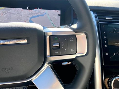 Certified 2025 Land Rover Discovery Dynamic SE AWD/4WD image 24