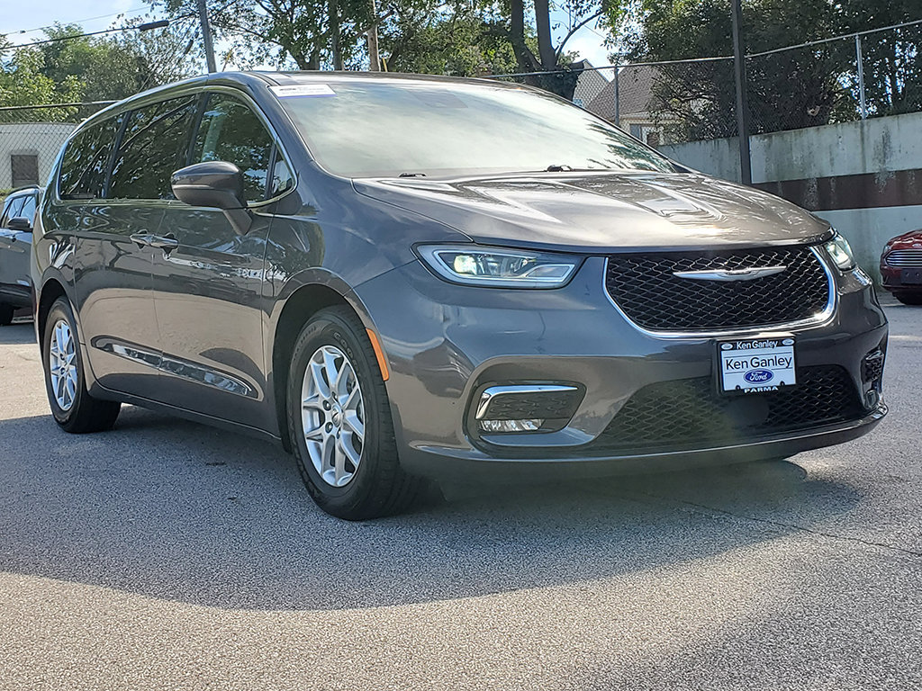 Used 2023 Chrysler Pacifica Touring-L FWD image 3