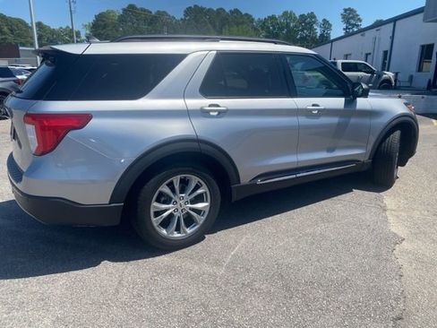 Used 2021 Ford Explorer XLT w/ Equipment Group 202A image 8