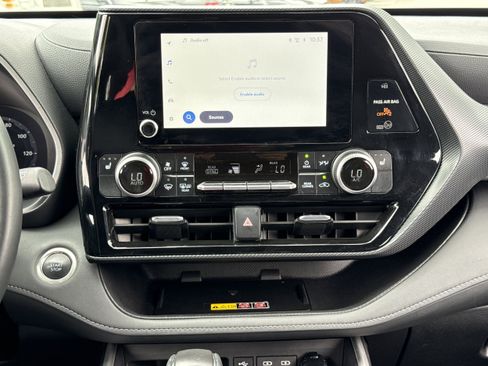 Certified 2025 Toyota Highlander XSE AWD/4WD image 4