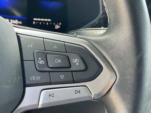 Certified 2022 Volkswagen Taos SE FWD image 9
